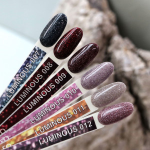 Світловідбиваючий гель-лак для нігтів Komilfo Luminous Collection L009 винний, 8 мл 